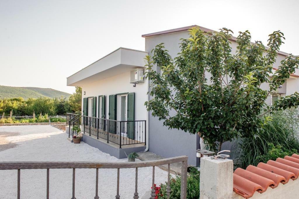 Kalauz Rooms Lozovac Bagian luar foto
